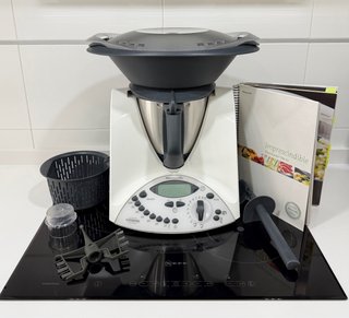 Thermomix TM31 con accesorios y libro