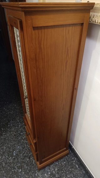 Armario madera maciza con cajones y puerta cristal