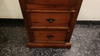Armario madera maciza con cajones y puerta cristal