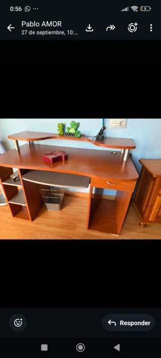 Escritorio de madera marrón