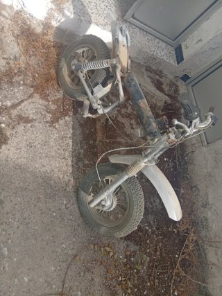Moped Antiguo Gris y Blanco