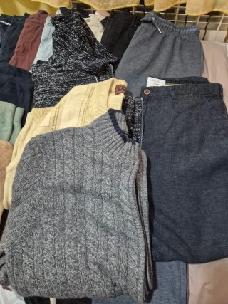 Lote de 17 prendas de ropa variadas 10 pantalones