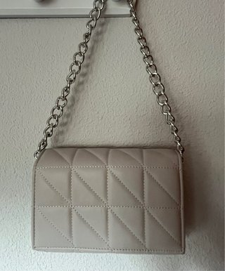 Bolso acolchado blanco con cadena