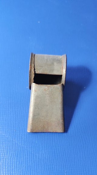 Silbato antiguo de hojalata