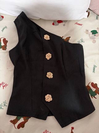 Top estilo chaleco negro