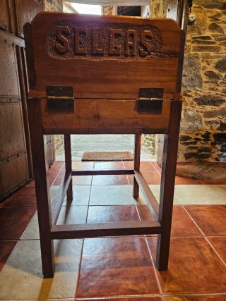 Juego de la Rana en madera de castaño.