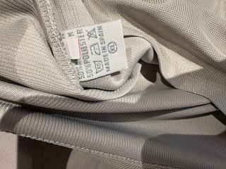 Camiseta Gris con Detalles
