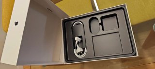 Caja MacBook Pro con cable de carga