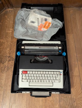 Máquina de escribir eléctrica Olivetti