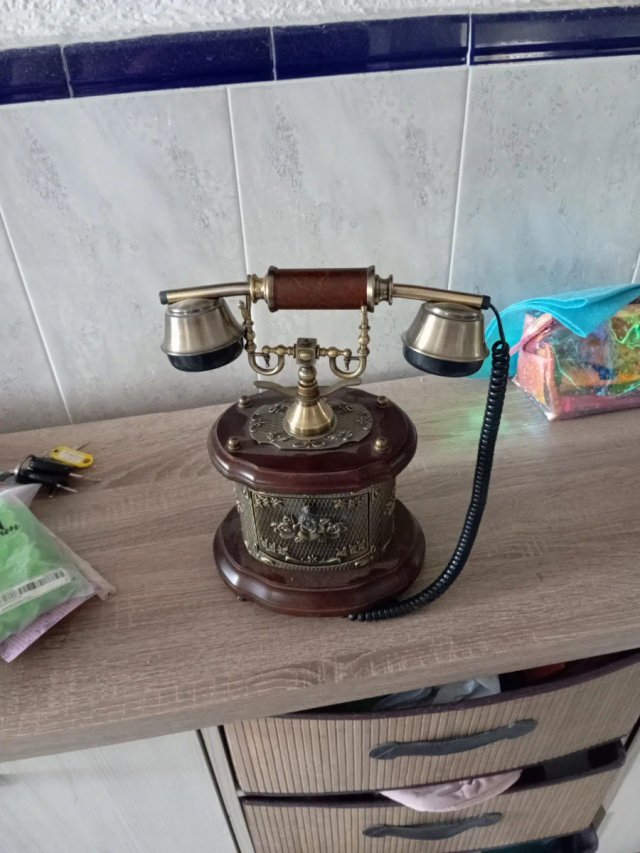 Teléfono Antiguo de Bronce