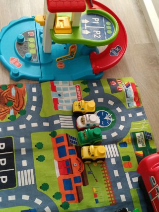 Lote de Juguetes: Coches, Camiones y Parking
