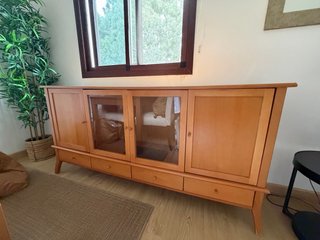 Aparador de madera con puertas de cristal