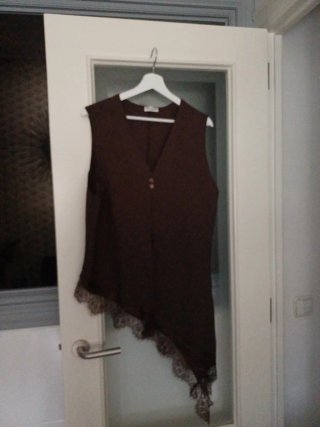Blusa larga marrón con encaje