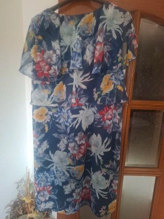 Vestido estampado floral con volantes
