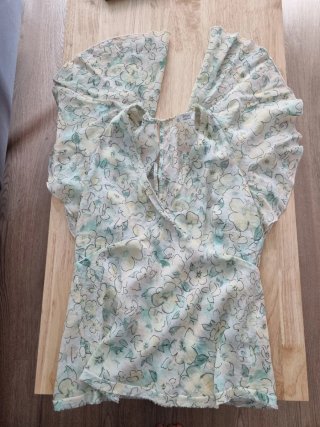 Blusa floral manga acampanada