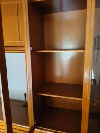 Mueble de salón con vitrina, cajones y estantes
