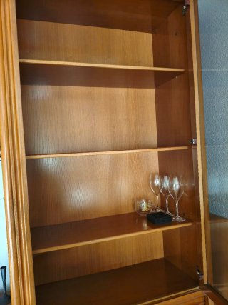 Mueble de salón con vitrina, cajones y estantes