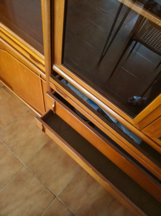 Mueble de salón con vitrina, cajones y estantes