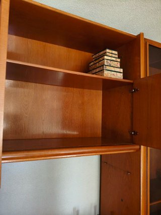 Mueble de salón con vitrina, cajones y estantes
