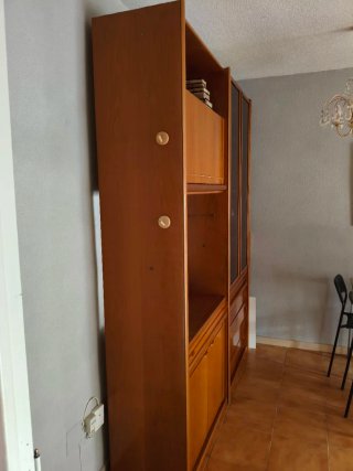 Mueble de salón con vitrina, cajones y estantes