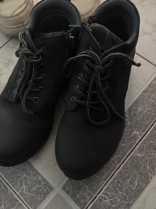 Botines Negros con Cordones