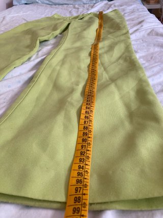 Pantalones verdes acampanados