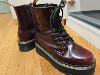 Botas Dr. Martens Veganas Cherry Red con Plataform