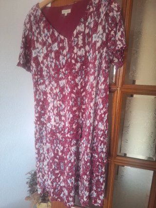 Vestido estampado con volantes color cereza