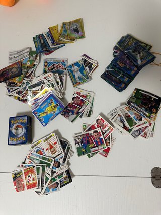 Lote de cromos de fútbol y Pokémon
