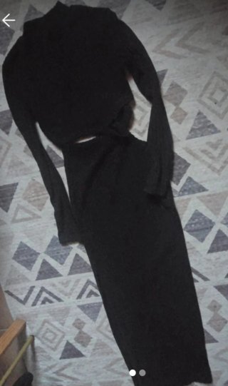 Conjunto preto cropped e saia midi