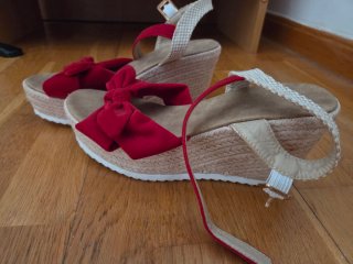 Sandalias cuña mujer lazo rojo