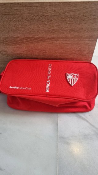Zapatillero Sevilla FC. De regalo, bufanda.