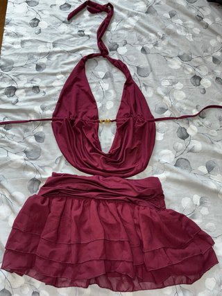 Conjunto bikini y falda burdeos