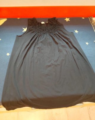 Vestido negro con cuello fruncido