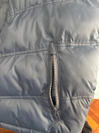Chaleco acolchado azul marino con capucha