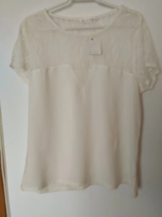Blusa blanca con encaje y etiqueta