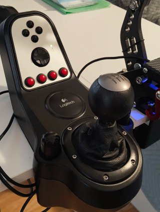 Volante G27 con cambio, freno de mano y pedales