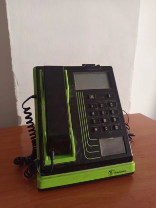 Teléfono público Telefónica vintage con llaves