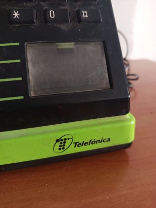 Teléfono público Telefónica vintage con llaves