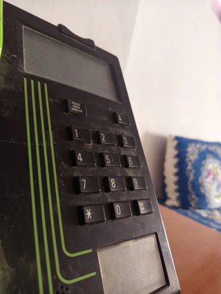 Teléfono público Telefónica vintage con llaves
