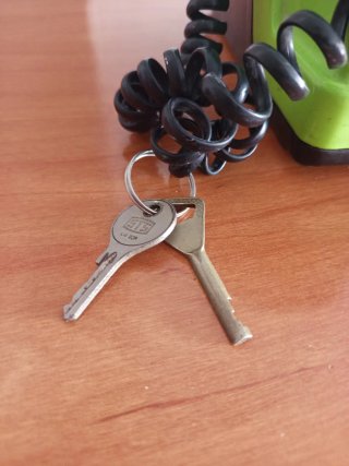 Teléfono público Telefónica vintage con llaves