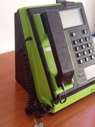Teléfono público Telefónica vintage con llaves