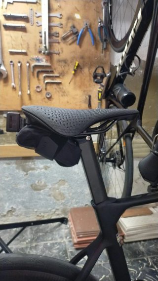 Soporte luz Flare + airtag en sillines specialized