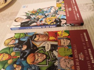 Jla/JLi de giffen, DeMatteis y Maguire. Dos tomos