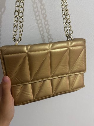 Bolso dorado pequeño acolchado con cadena