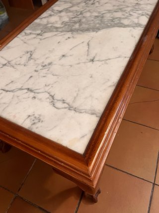 Mesa de centro clásica con mármol