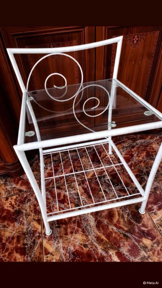Mesa auxiliar cristal y metal