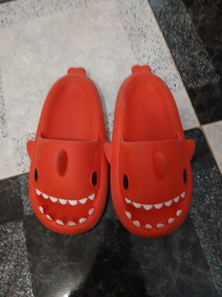 Zapatillas Tiburón Talla 40-41 Rojas