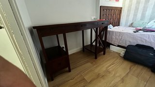 Scrivania in legno con cassetti