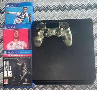 PlayStation 4 (PS4) con mando y 3 juegos.